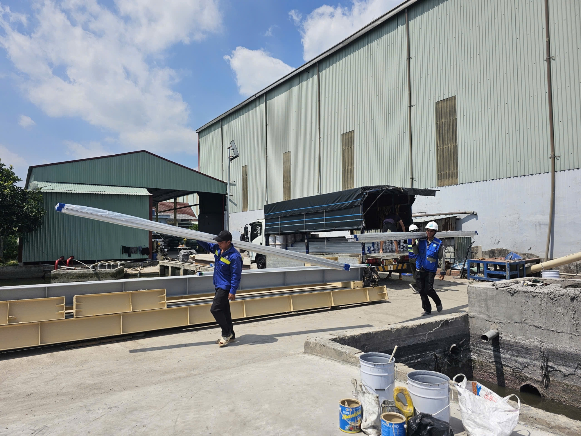 Tập kết vật tư khung sắt và rail nhôm